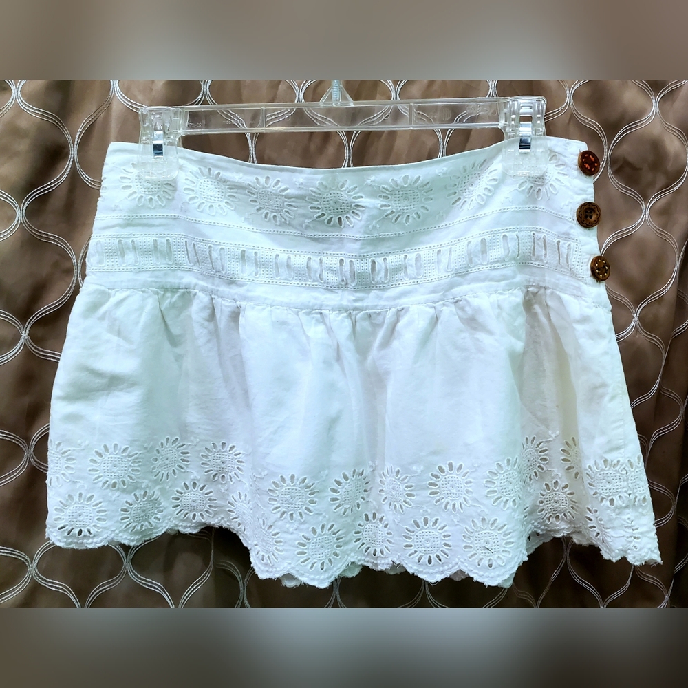 American Eagle Size 2 White Eyelet Shirt
